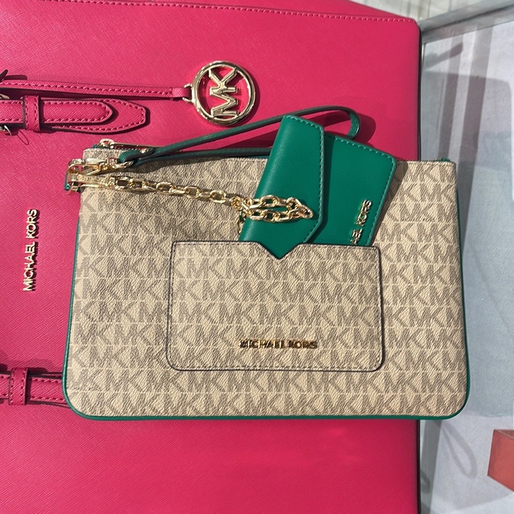 MICHAEL KORS JET SET ITEM LG 2 in 1 CARD CASE & WRISTLET
Palmetto Green 
NWT - Picture 13 of 16
